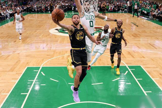 易建联真的混不下NBA吗？5年换4队后才发现，答案可能很意外